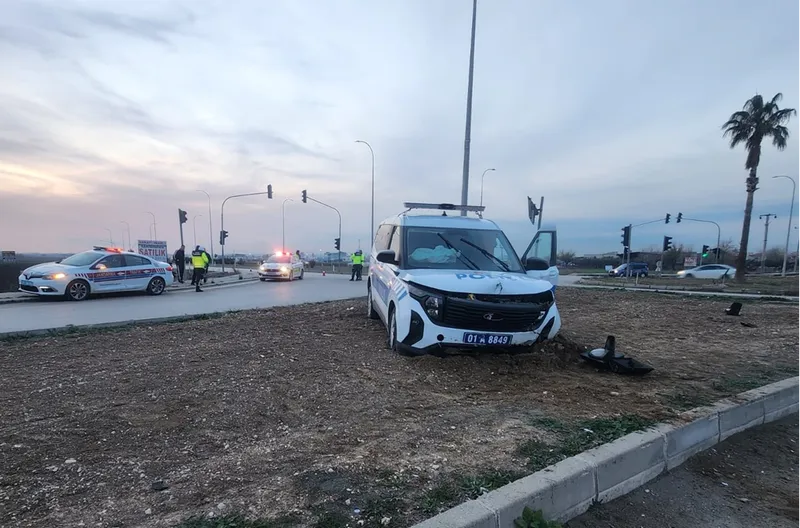 Adana'da uygulama noktasından kaçan otomobil ile çarpışan polis aracındaki 3 polis yaralandı