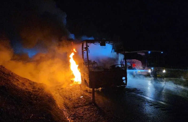 Adana'da yangın çıkan otobüs kullanılamaz hale geldi