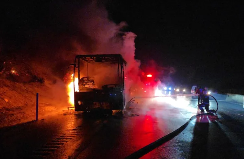 Adana'da yangın çıkan otobüs kullanılamaz hale geldi