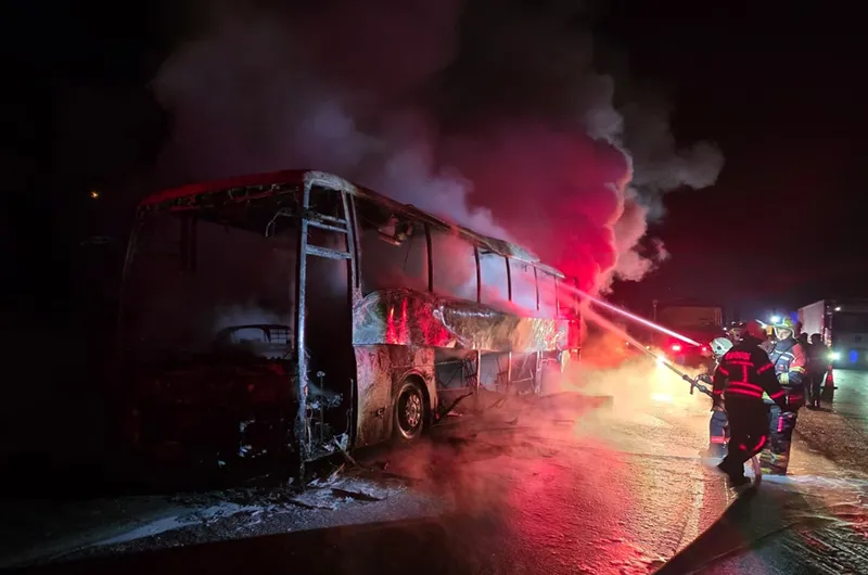 Adana'da yangın çıkan otobüs kullanılamaz hale geldi
