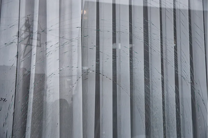 Adana'da iş yerinin camına kaldırım taşıyla saldırı anı kamerada