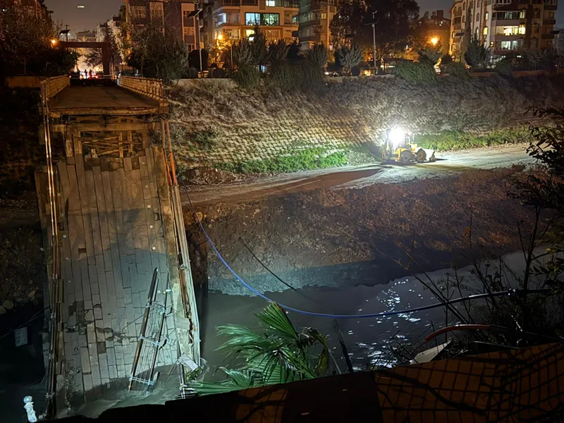 Hatay'da yaya köprüsünün bir bölümü yıkıldı