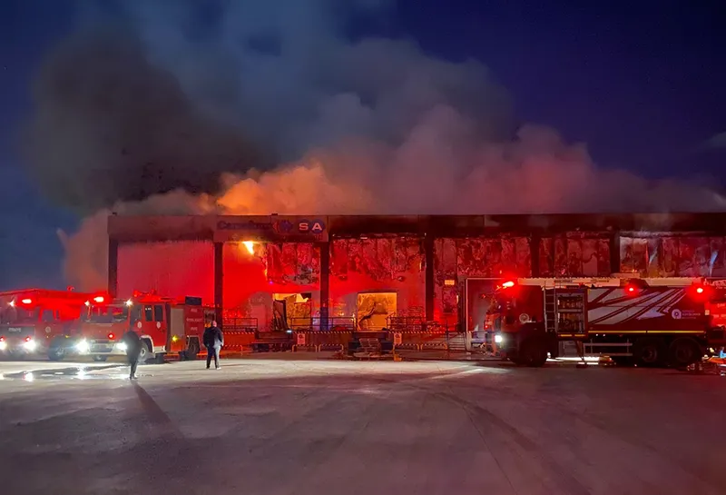 Antalya'da soğuk hava deposunda çıkan yangına müdahale ediliyor 