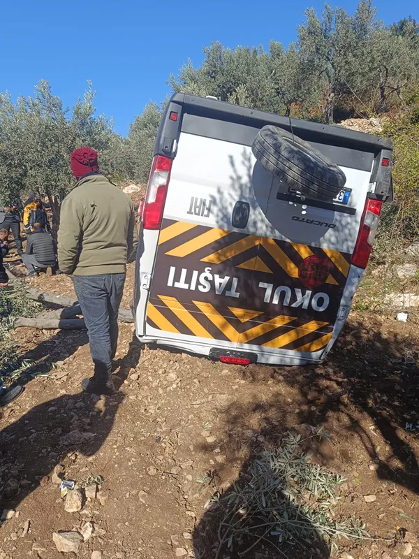 Hatay'da ağaçlık alana devrilen öğrenci servisindeki 5 kişi yaralandı