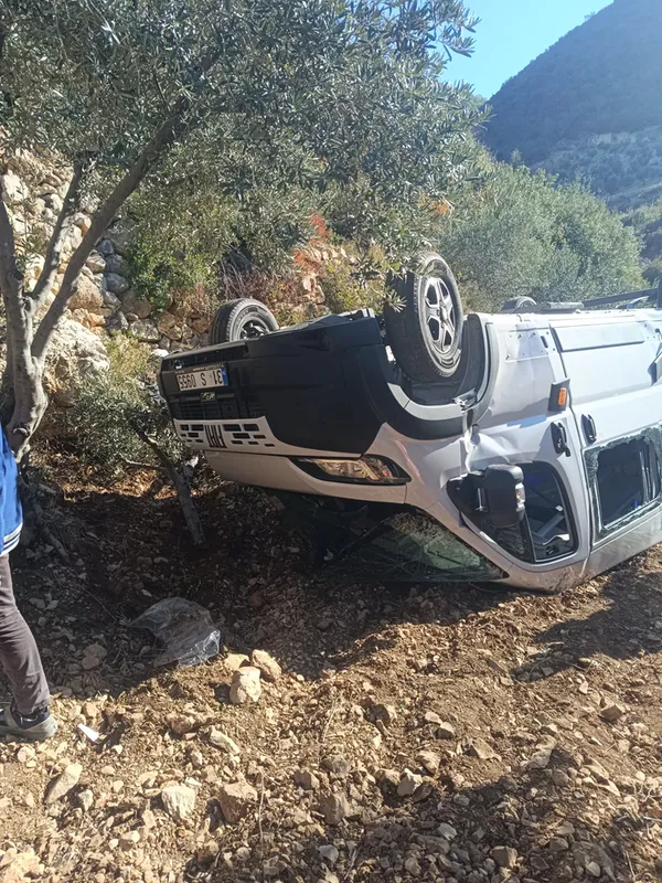 Hatay'da ağaçlık alana devrilen öğrenci servisindeki 5 kişi yaralandı