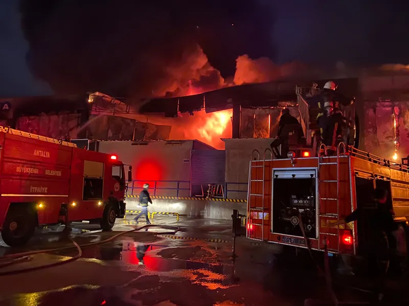 Antalya'da soğuk hava deposunda çıkan yangına müdahale ediliyor 