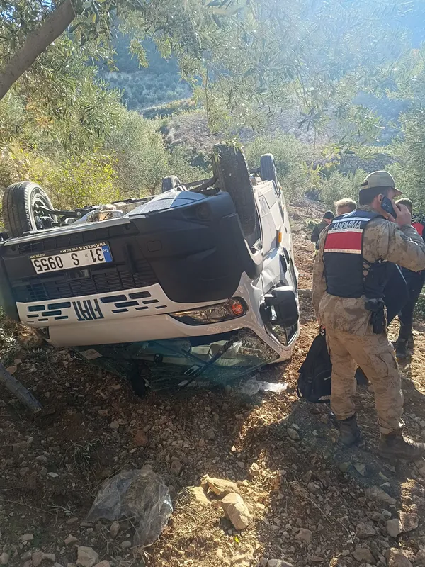 Hatay'da ağaçlık alana devrilen öğrenci servisindeki 5 kişi yaralandı