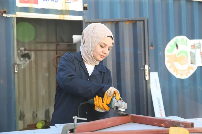 Depremde iş yeri yıkılan kadın girişimcinin yüzü yeni atölyeyle güldü 