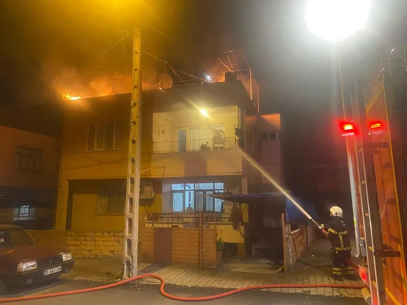Hatay'da 2 katlı binanın damında çıkan yangın söndürüldü