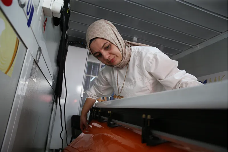 Depremde iş yeri yıkılan kadın girişimcinin yüzü yeni atölyeyle güldü 