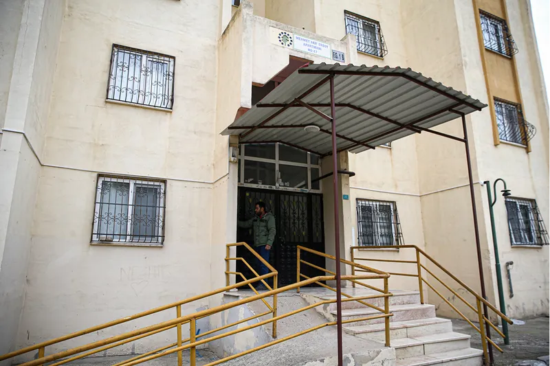 Adana'da kask takarak girdiği apartmanın damındaki kuşları çalan zanlı kamerada