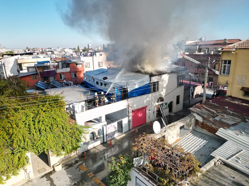 Tarsus ilçesinde evin çatısında çıkan yangın söndürüldü