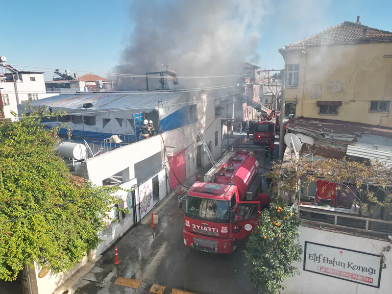Tarsus ilçesinde evin çatısında çıkan yangın söndürüldü