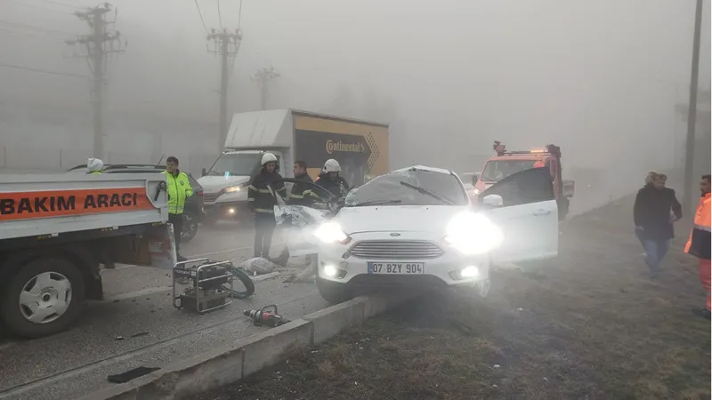 Burdur'da 4 aracın karıştığı kazada 2 kişi yaralandı