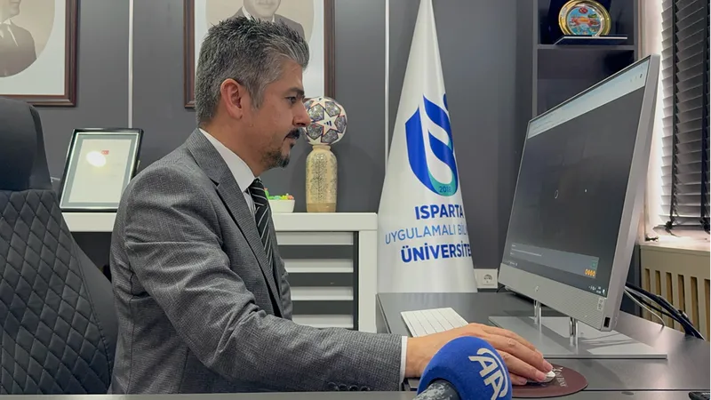 ISUBÜ Rektörü Çatal, AA'nın "Yılın Kareleri" oylamasına katıldı