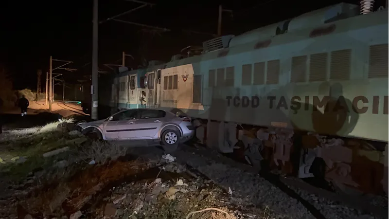 Osmaniye'de yük treninin çarptığı otomobildeki 4 kişi yaralandı