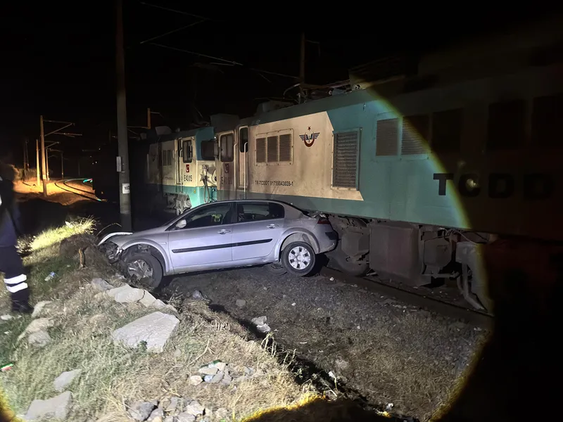 Osmaniye'de yük treninin çarptığı otomobildeki 4 kişi yaralandı