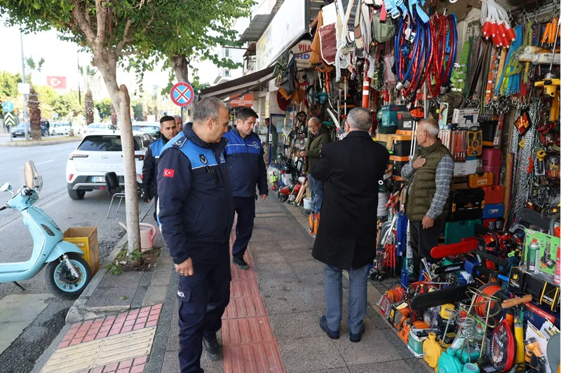 Akdeniz ilçesinde kaldırım ve yol işgali yapan işletmelere para cezası verildi 