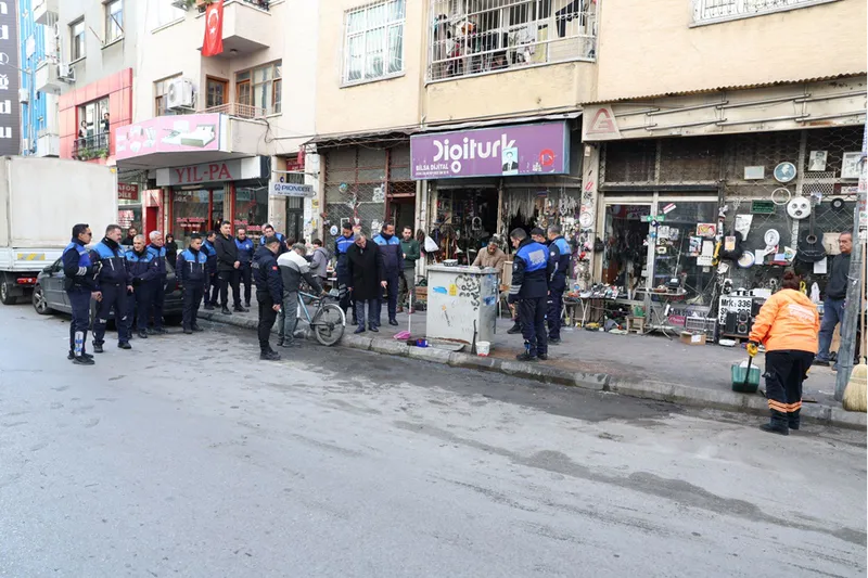 Akdeniz ilçesinde kaldırım ve yol işgali yapan işletmelere para cezası verildi 