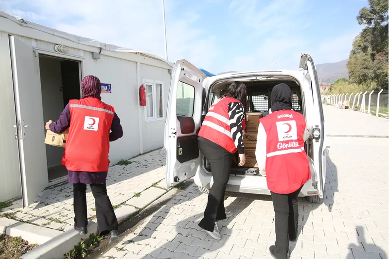 Türk Kızılay ekiplerinden Hatay'daki depremzedelere hijyen kolisi desteği