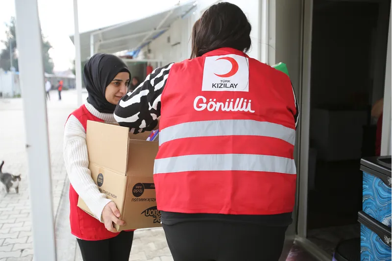 Türk Kızılay ekiplerinden Hatay'daki depremzedelere hijyen kolisi desteği