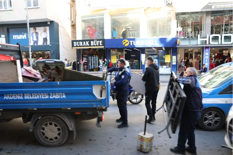 Akdeniz ilçesinde kaldırım ve yol işgali yapan işletmelere para cezası verildi 