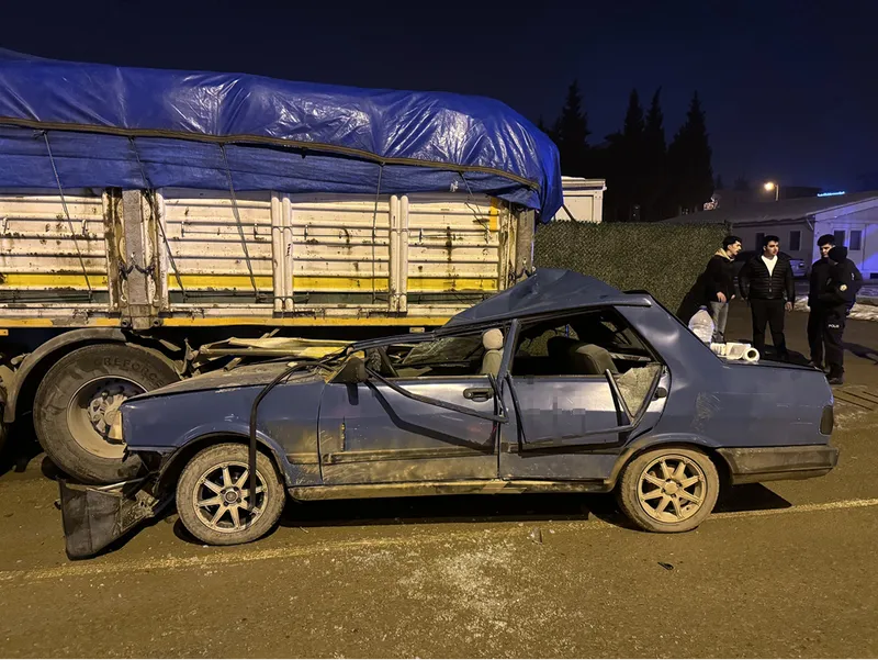 Kahramanmaraş'ta tıra arkadan çarpan otomobildeki 3 kişi yaralandı