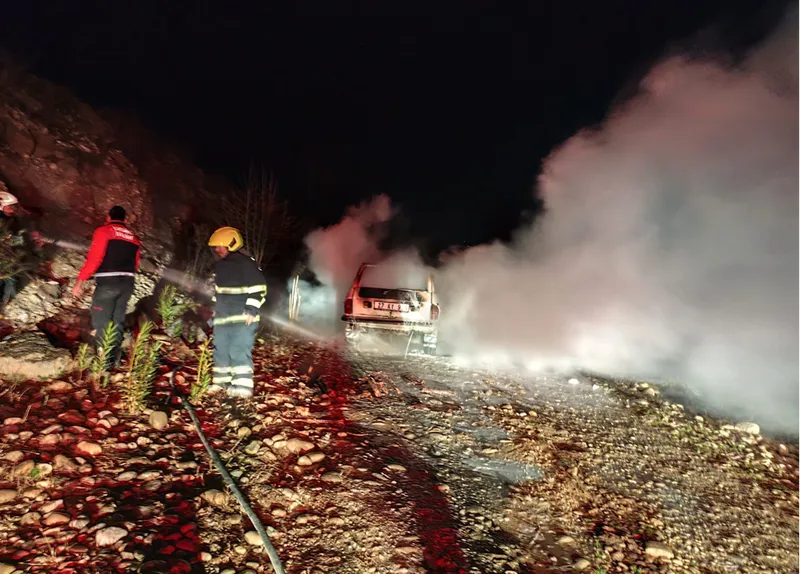 Kadirli ilçesinde seyir halindeki otomobilde çıkan yangın söndürüldü