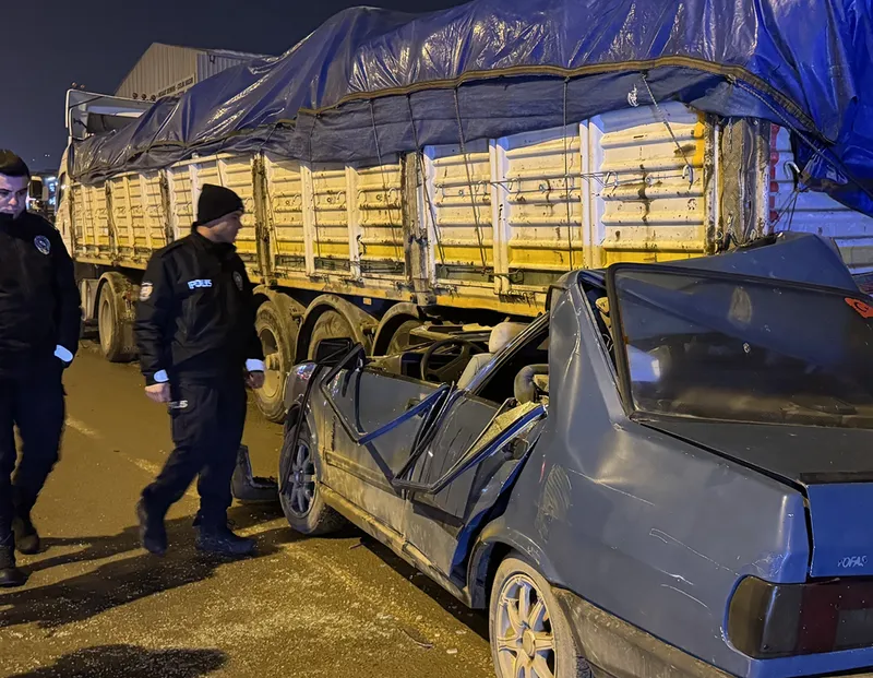 Kahramanmaraş'ta tıra arkadan çarpan otomobildeki 3 kişi yaralandı