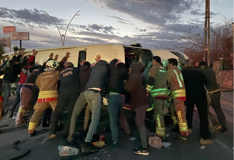 Hatay'da tır ile minibüsün çarpıştığı kazada 18 kişi yaralandı