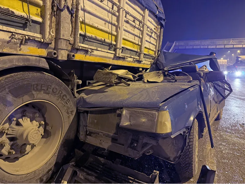 Kahramanmaraş'ta tıra arkadan çarpan otomobildeki 3 kişi yaralandı