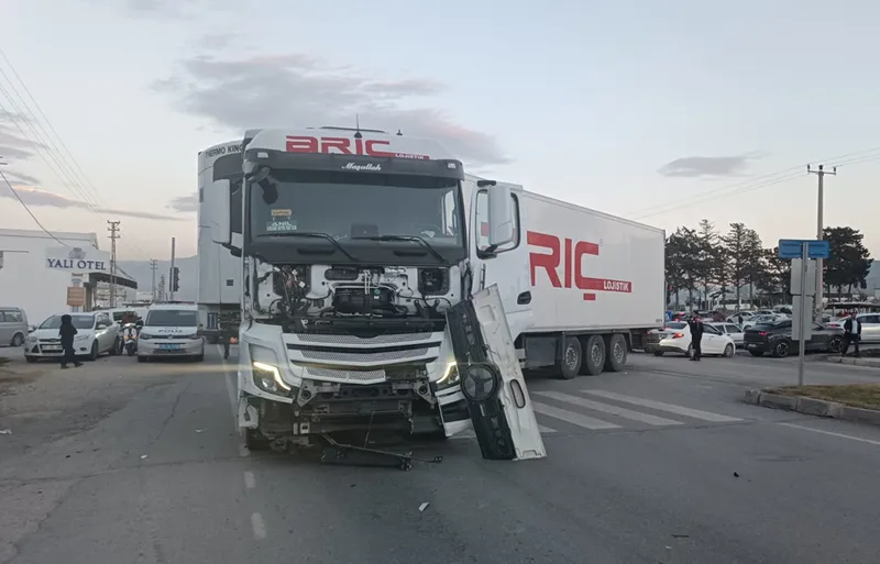 Hatay'da tır ile minibüsün çarpıştığı kazada 18 kişi yaralandı