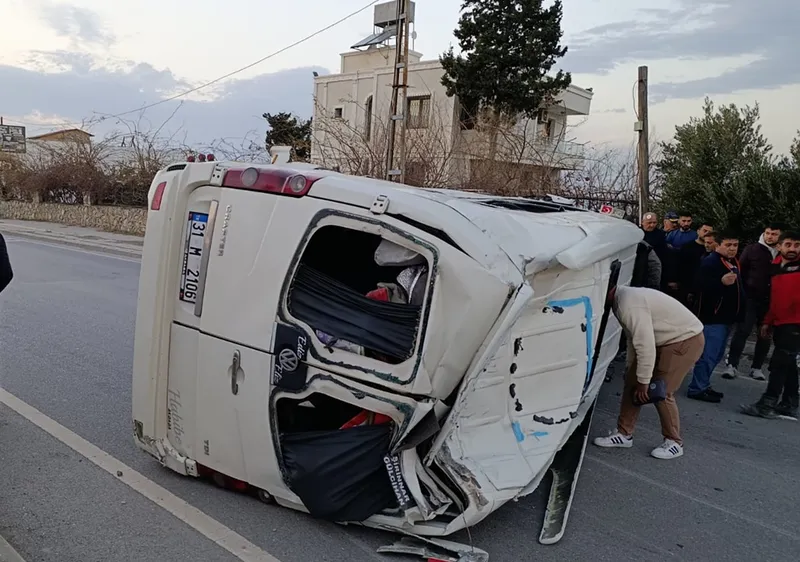 Hatay'da tır ile minibüsün çarpıştığı kazada 18 kişi yaralandı