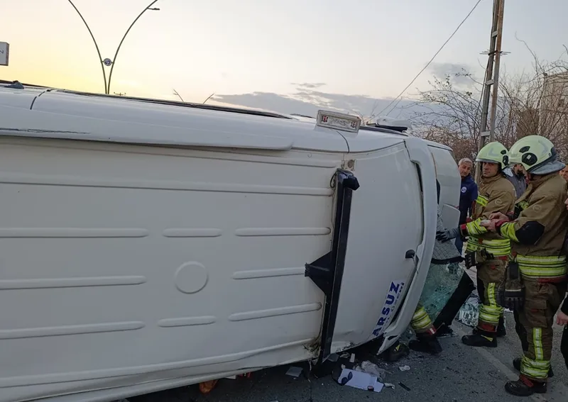 Hatay'da tır ile minibüsün çarpıştığı kazada 18 kişi yaralandı