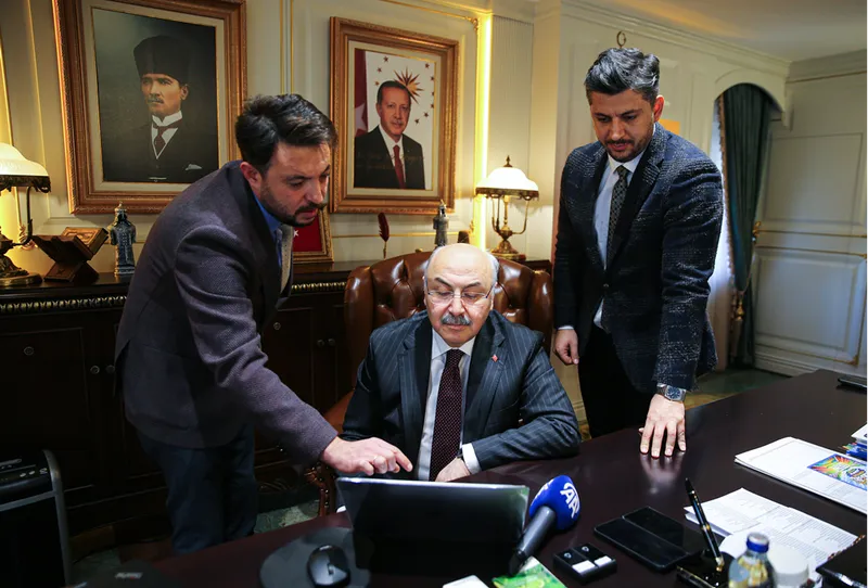 Vali Yavuz Selim Köşger, AA'nın "Yılın Kareleri" oylamasına katıldı