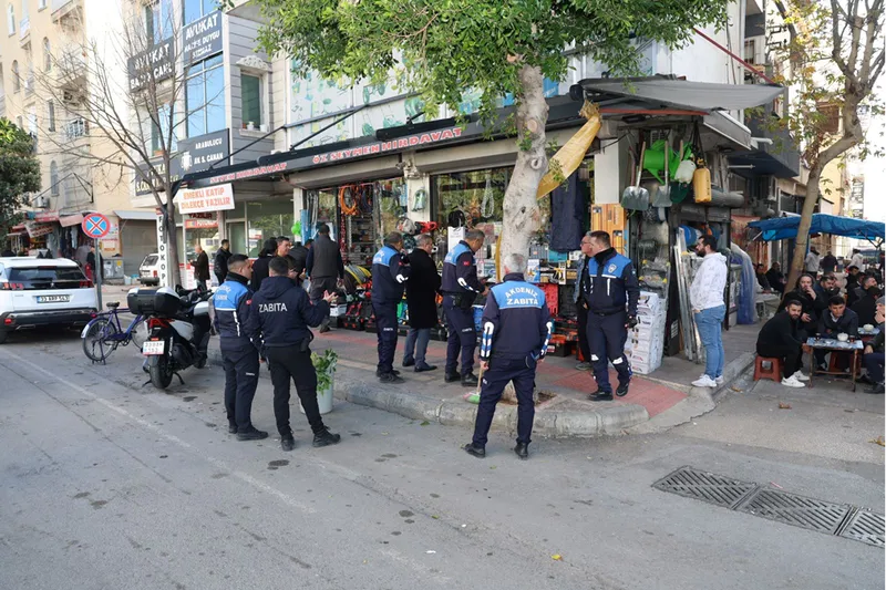 Akdeniz ilçesinde kaldırım ve yol işgali yapan işletmelere para cezası verildi 
