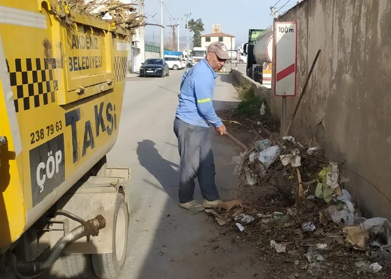 Mersin'in Akdeniz ilçesindeki mahallelerde temizlik çalışmaları sürüyor