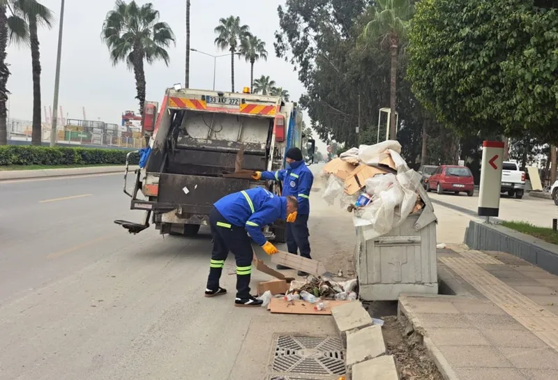 Mersin'in Akdeniz ilçesindeki mahallelerde temizlik çalışmaları sürüyor