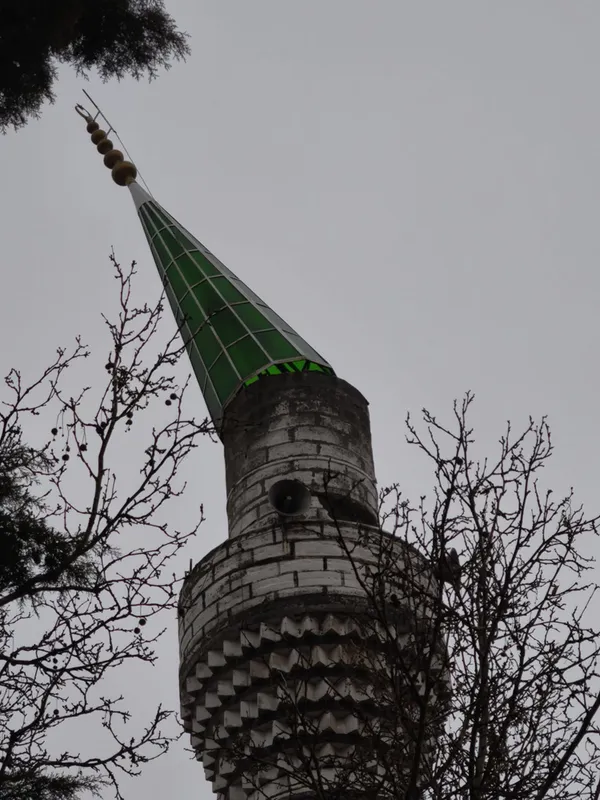 Burdur'da minarenin cam kubbesi rüzgarın etkisiyle yan yattı
