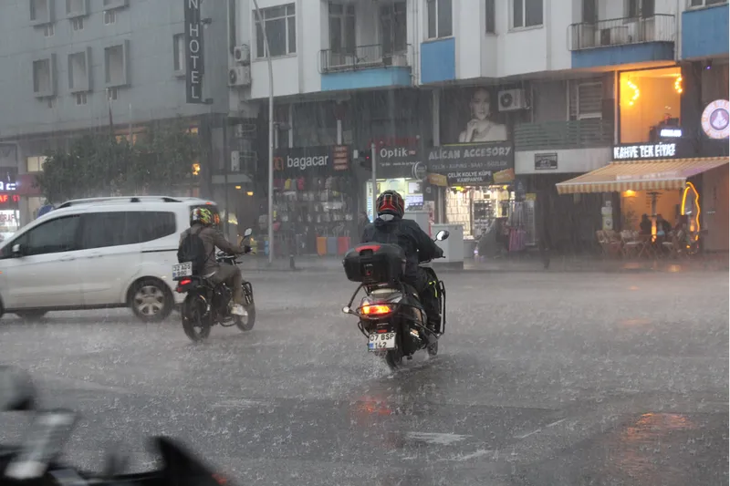 Antalya'da kuvvetli yağış ve fırtına etkili oldu