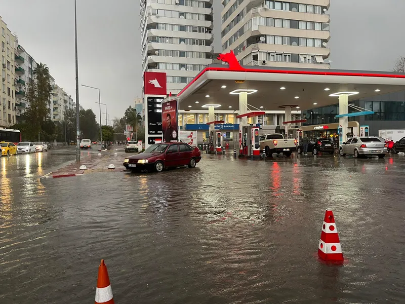 Antalya'da kuvvetli yağış ve fırtına etkili oldu