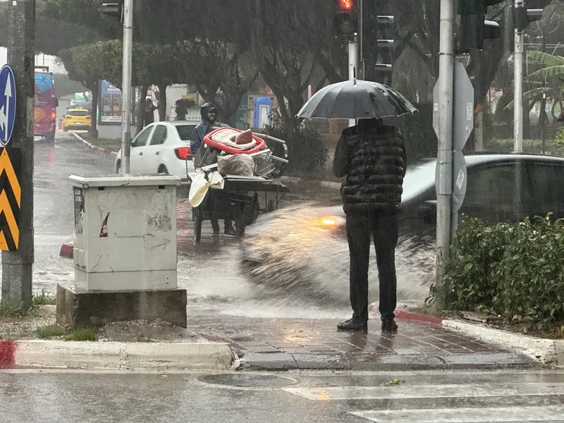 Antalya'da kuvvetli yağış ve fırtına etkili oldu