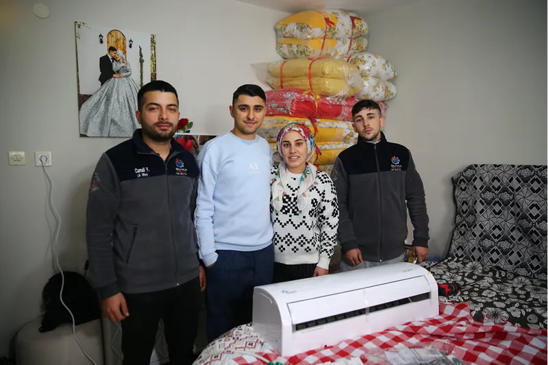 Adana'da düğünde gelin ve damada takı yerine klima hediye edildi