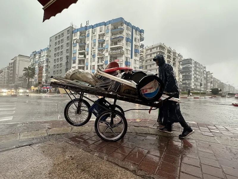 Antalya'da kuvvetli yağış ve fırtına etkili oldu
