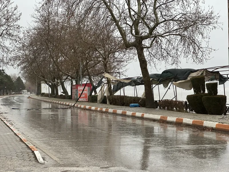 Isparta'nın Eğirdir ilçesinde kuvvetli fırtına ve yağış etkili oldu