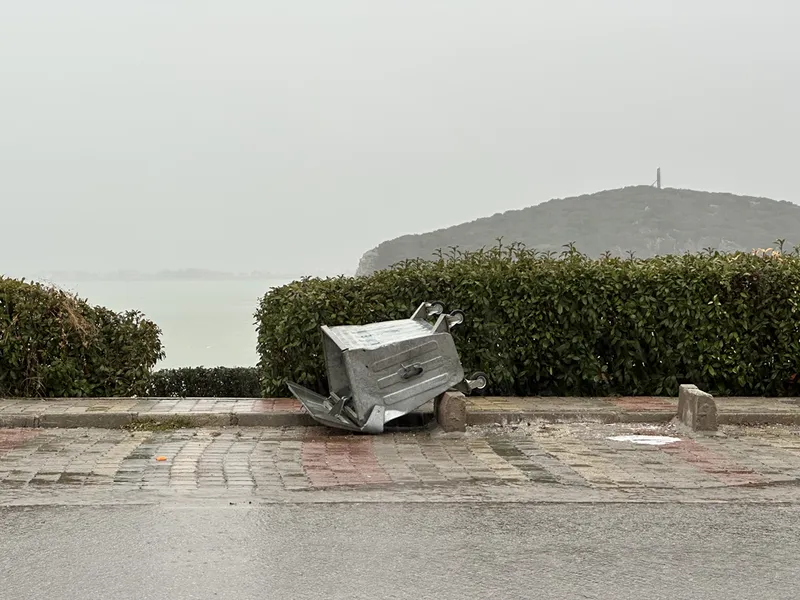 Isparta'nın Eğirdir ilçesinde kuvvetli fırtına ve yağış etkili oldu