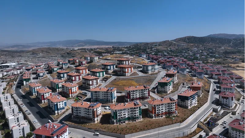 Bakan Kurum'dan Kahramanmaraş'ta konutuna kavuşan "Fatma teyze" paylaşımı: