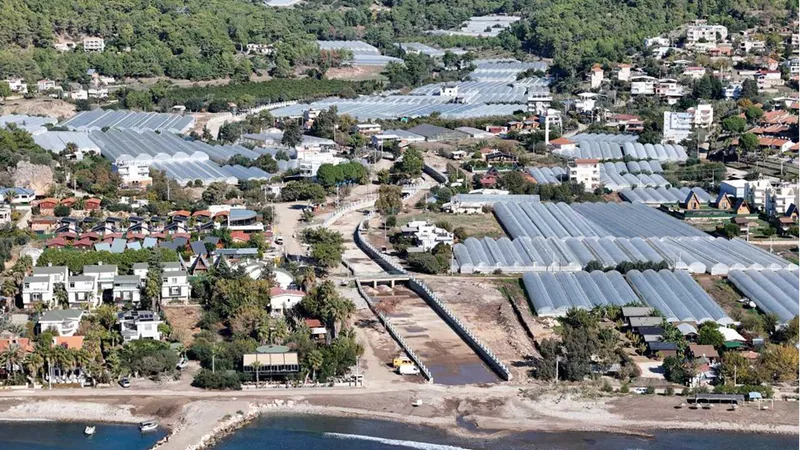 Kumluca'da taşkın kontrol tesisinin 1. kısmı tamamlandı