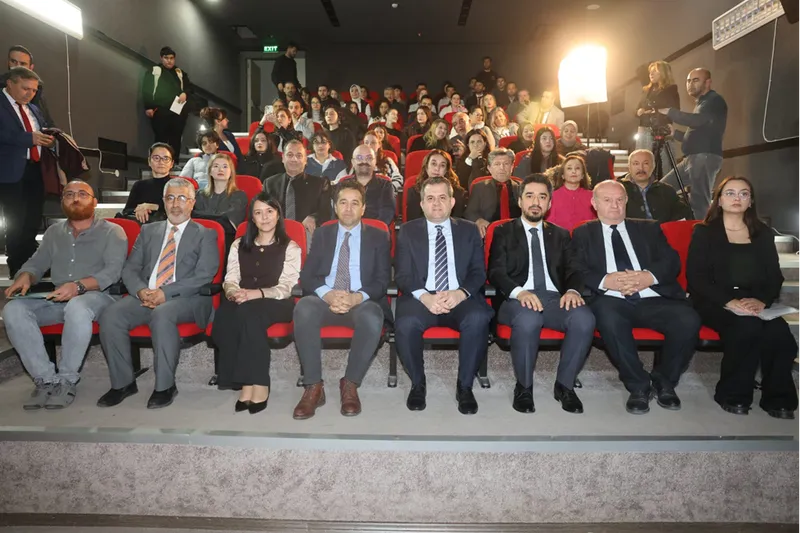 Adana'da "Gazetecilik Mesleğinin Dijital Yolculuğu" paneli düzenlendi