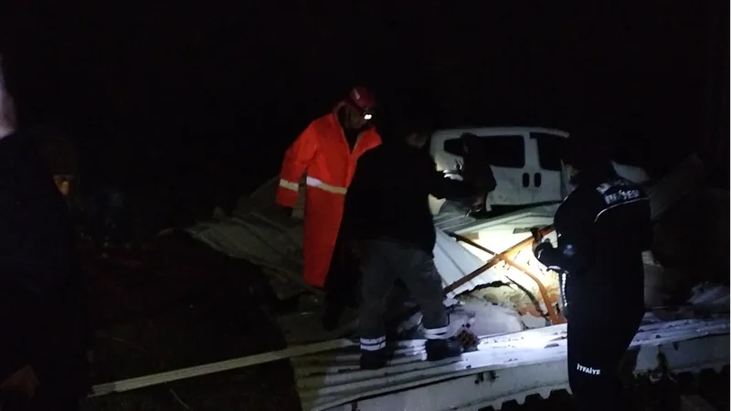 Antalya'da etkili olan hortum bazı ev ve seralara zarar verdi